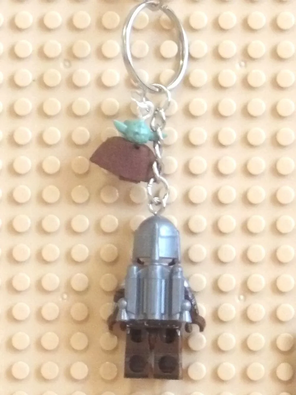 Minifigure Keychain- Star Wars The MANDALORIAN Mando CHILD Grogu Charm Stand New